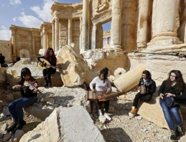 Συρία: Συναυλίες από γυναικεία ορχήστρα στα ερείπια της Παλμύρας μετά την απελευθέρωσή της από το ISIS